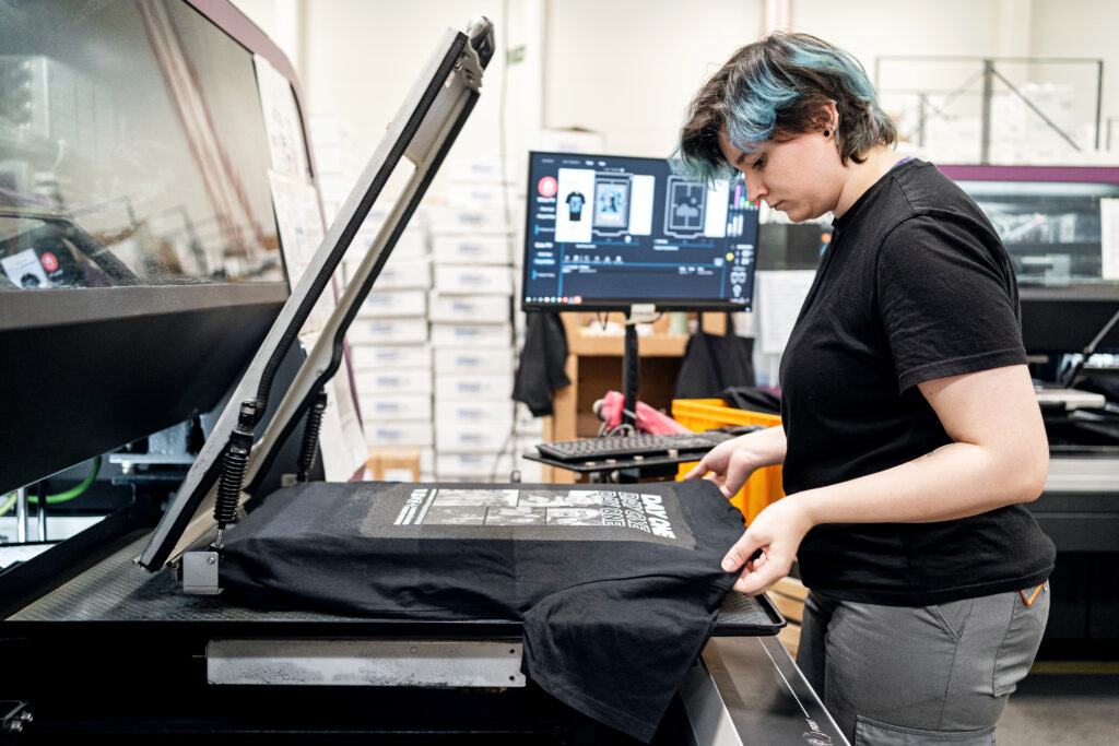 Direct-to-garment printing with Kornit Atlas MAX at Snapwear’s Polish factory – custom t-shirt production.